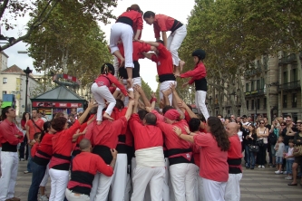 Actuació castellera a la Rambla Santa Mònica