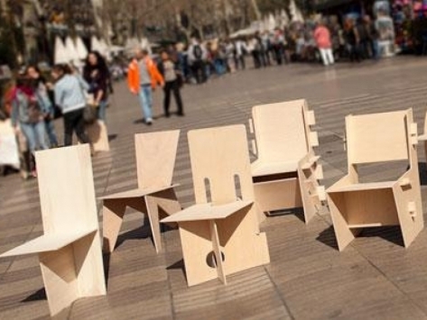 Els alumnes d’Elisava porten les seves cadires a la Rambla