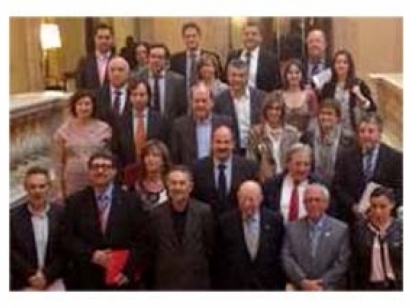 Organitzacions comercials i sindicats entrguesn un manifest a la president del Parlament