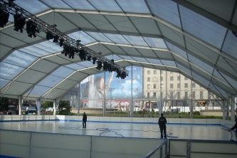 Barcelona recibe con ganas y entusiasmo la pista de hielo de plaza Catalunya