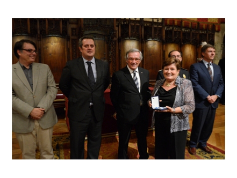 La presidenta de Cor Eixample recibe una nueva medalla