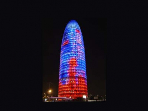 La Torre Agbar se suma este año a la celebración de Navidad de la ciudad
