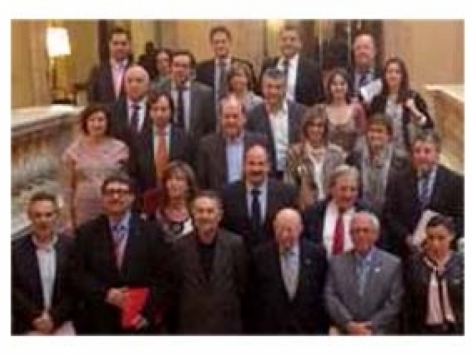 Organizaciones comerciales y sindicatos entregan un manifiesto a la presidenta del Parlamento Catalán